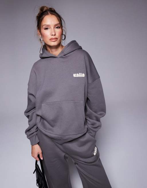 Sudadera gris oscuro y amarilla extragrande con capucha y estampado trasero del logo abombado Studio de Kaiia (parte de un conjunto)