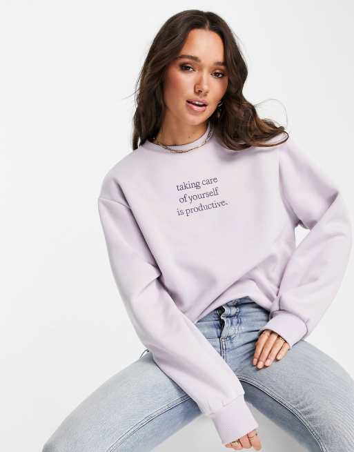 Sudadera lila extragrande con texto de NA-KD x Lisa Marie Schiffner