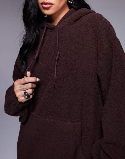 Sudadera marrón chocolate con capucha y detalle gráfico "WCA" en la manga de borreguito grueso de Weekend Collective, 3 de 4