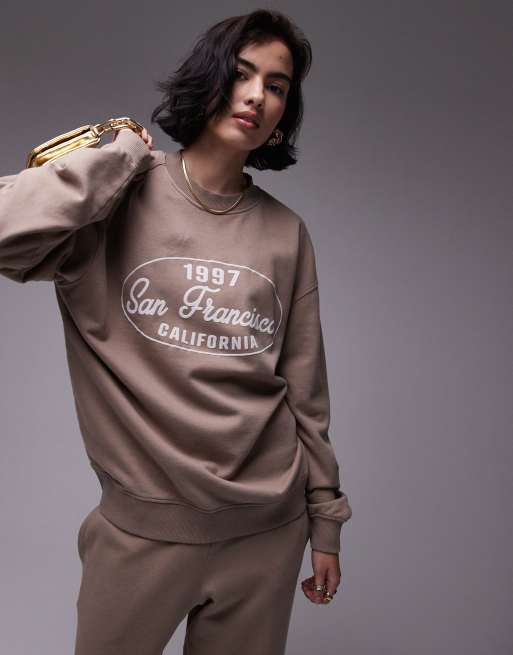 Sudadera marrón chocolate con estampado gráfico 