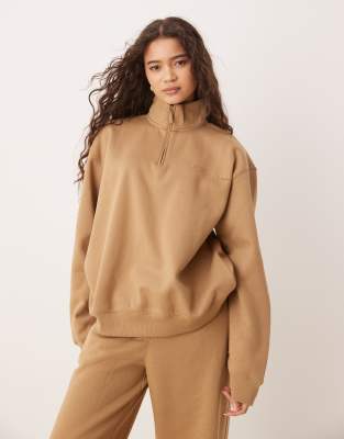 Sudadera marrón con cremallera corta y diseño lineal Essentials de adidas Originals - view 1