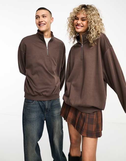 Sudadera marrón con cuello alzado y media cremallera de COLLUSION Unisex