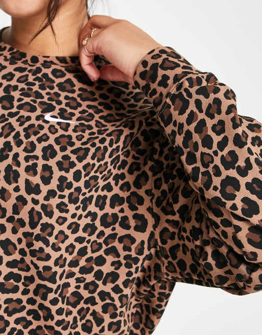 Sudadera marron con estampado de leopardo y cuello redondo Dri FIT One de Nike Training