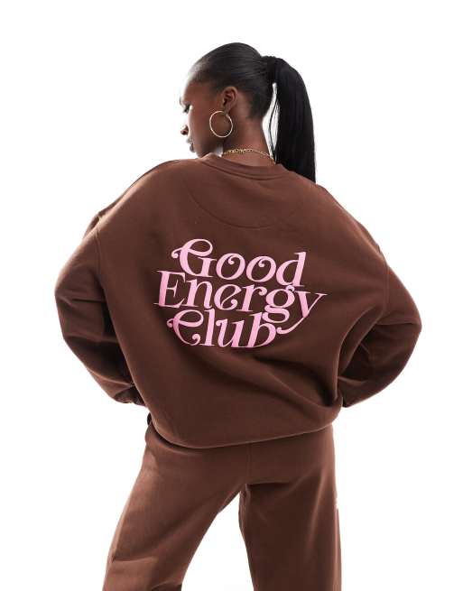 Sudadera marrón con estampado 