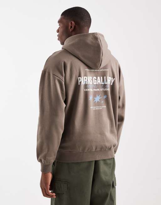 Sudadera marrón de corte vintage con capucha y estampado 