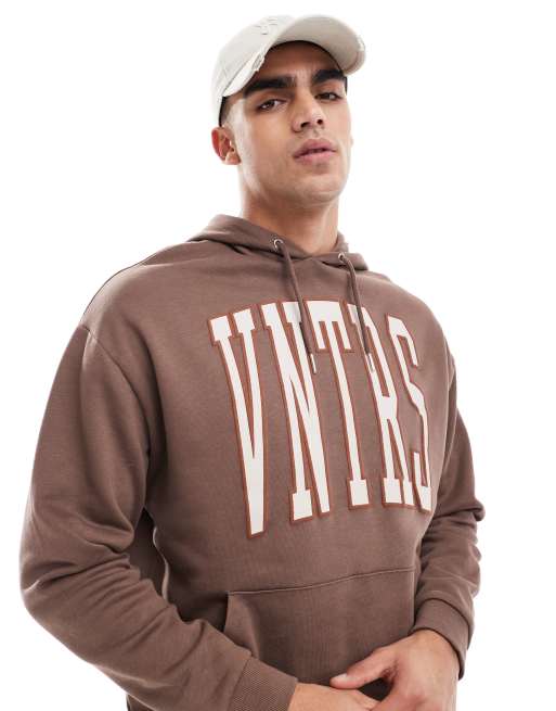 Sudadera marrón extragrande con aplicación en el pecho de ASOS DESIGN