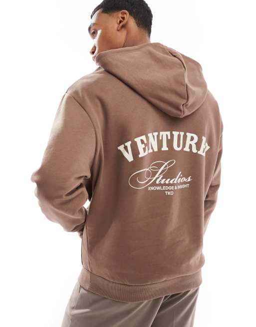 Sudadera marrón extragrande con capucha y estampado trasero de ASOS DESIGN