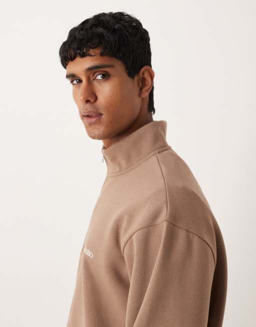 Sudadera marrón holgada con cremallera corta y estampado de texto en el pecho de ASOS DESIGN, 4 de 5