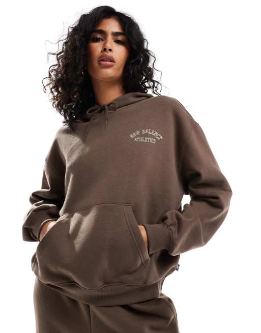 Sudadera marrón oscuro con capucha y estampado gráfico de felpa de New Balance