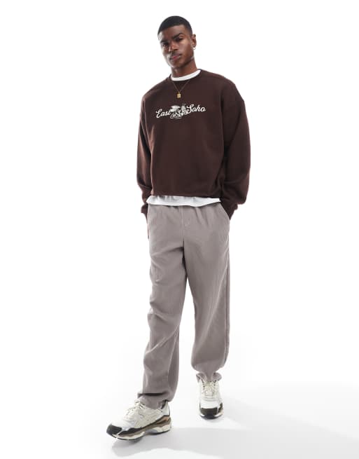 Sudadera marrón roble oscuro de corte cuadrado con cuello redondo y estampado gráfico de Cotton On, 3 de 4