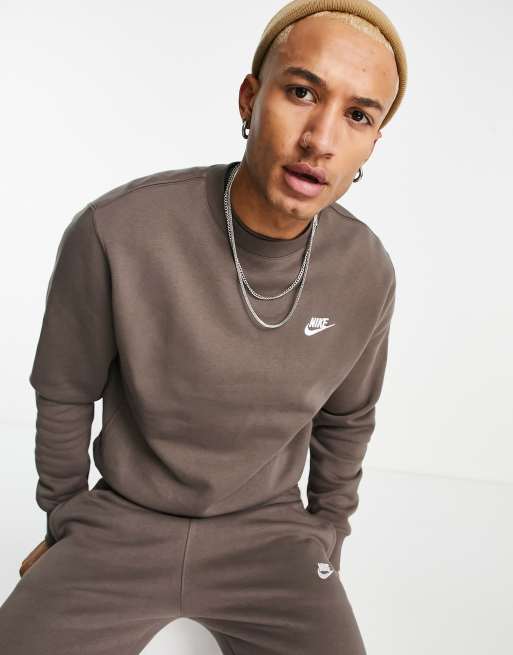 Sudadera marrón siderita cuello redondo de Nike Club