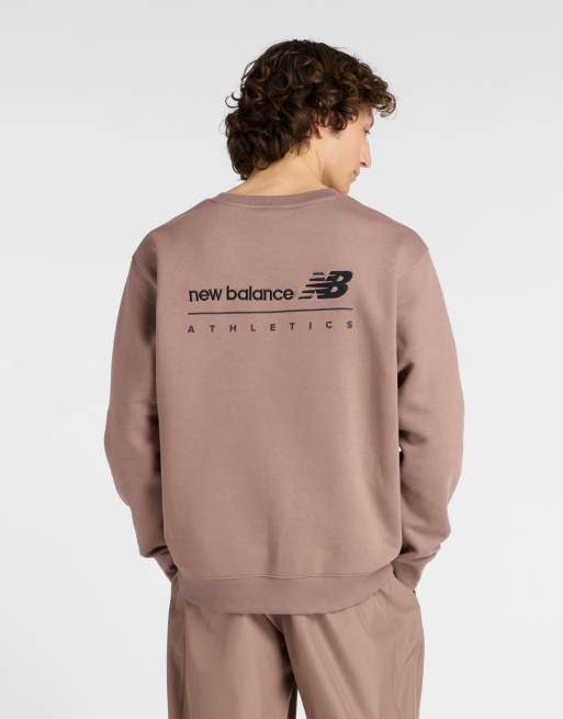 Sudadera marrón sombrío con estampado gráfico y cuello redondo de felpa Linear de New Balance, 3 de 4