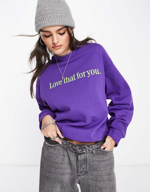 Sudadera morada con estampado 