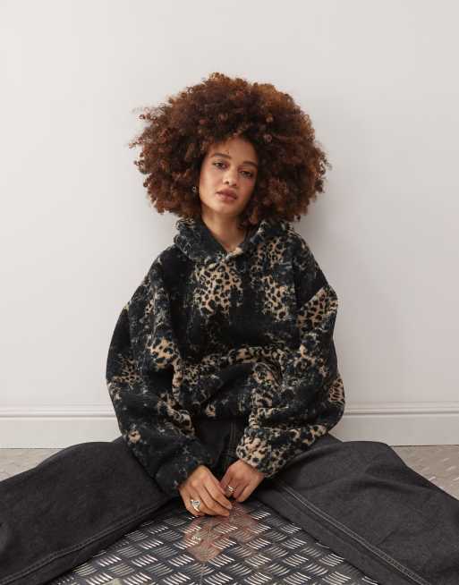 Sudadera multicolor de corte cuadrado con capucha y estampado de leopardo de borreguito de COLLUSION