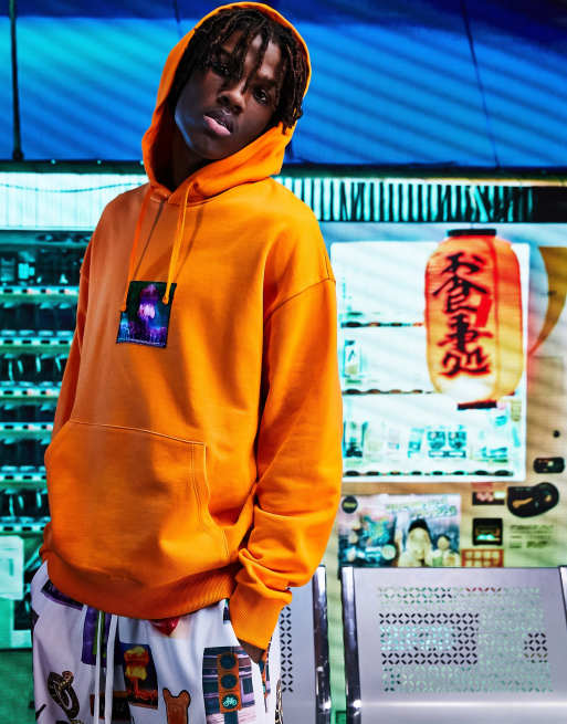 Sudadera naranja extragrande con capucha y parche con diseño fotográfico de satén de ASOS DESIGN (parte de un conjunto)