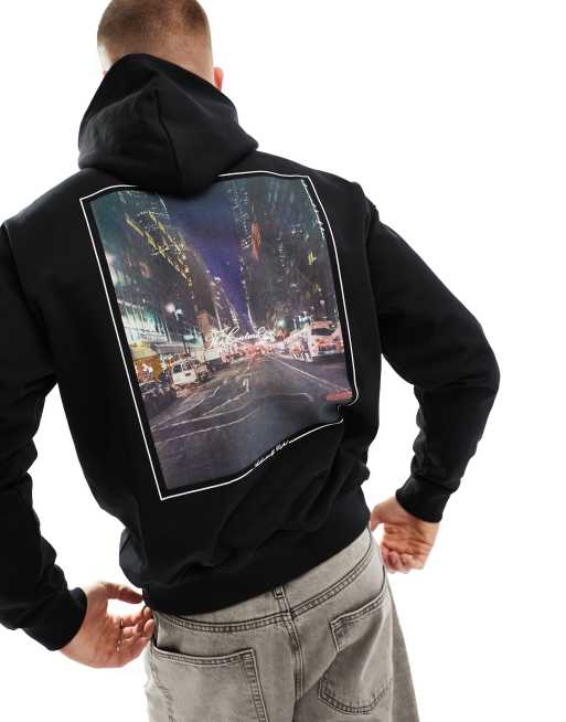 Sudadera negra con capucha y estampado gráfico en la espalda de The Couture Club