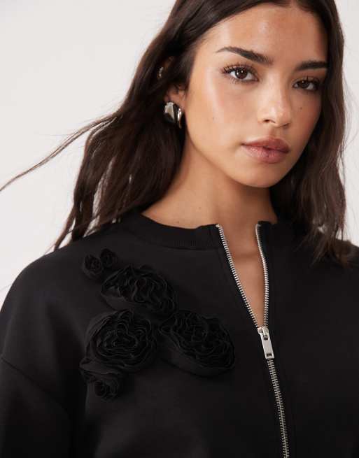 Sudadera negra con cremallera y detalle de flor de punto interlock de ASOS DESIGN, 3 de 4