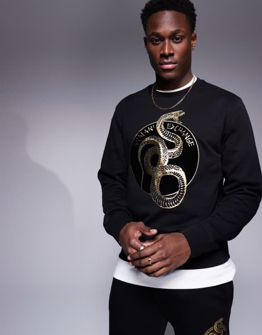 Sudadera negra con detalle de serpiente de la colección cápsula Lunar de Armani Exchange