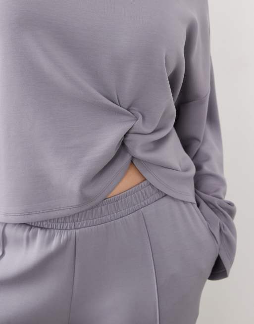 Sudadera negra con detalle retorcido en la parte delantera de cupro suave de ASOS DESIGN Curve, 4 de 4