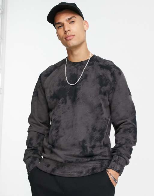 Sudadera negra con estampado de nubes y logo central de Calvin Klein