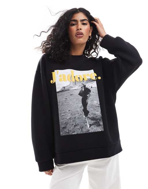 Sudadera negra con estampado gráfico 