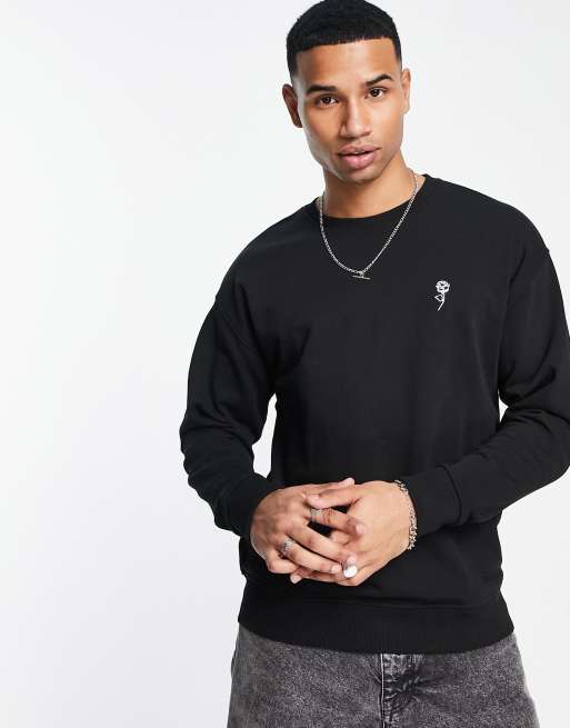 Sudadera negra con rosa bordada de New Look