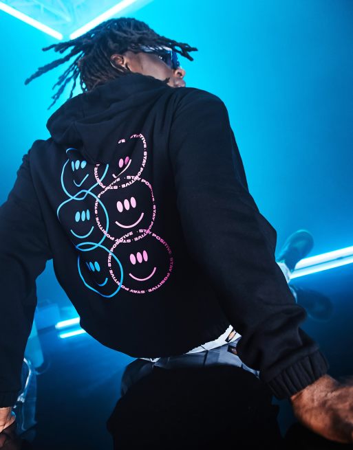 Sudadera negra extragrande con capucha y estampado caras sonrientes en la espalda de ASOS DESIGN - BLACK