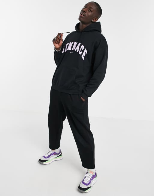 Sudadera negra extragrande con capucha y estampado universitario
