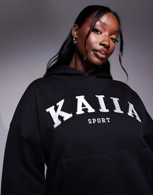 Sudadera negra extragrande con capucha y logo de Kaiia Plus