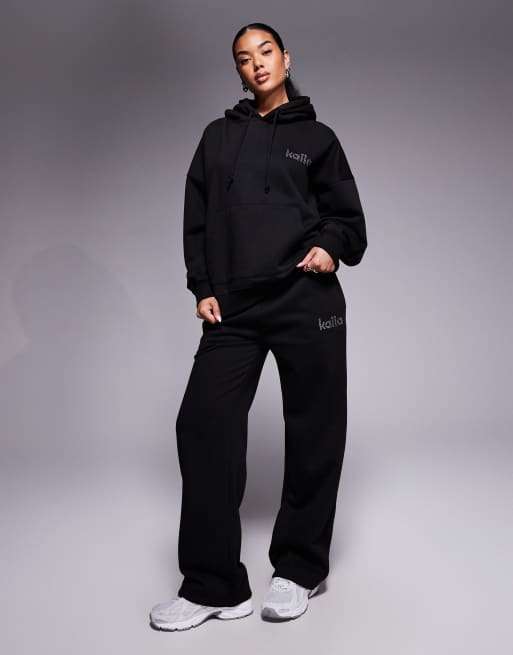 Sudadera negra extragrande con capucha y logo de strass de tejido rico en algodón exclusiva de Kaiia (parte de un conjunto), 3 de 4