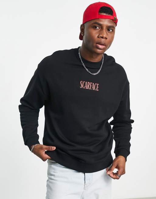 Sudadera negra extragrande con cuello redondo y estampado