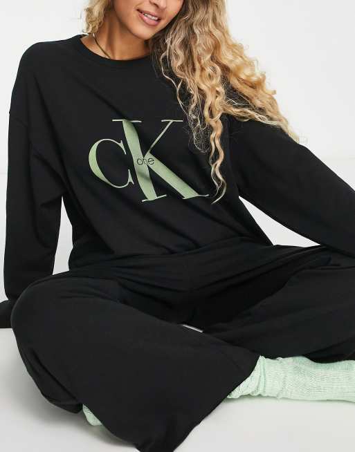 Sudadera negra extragrande con cuello redondo y logo de algodón CK One de Calvin Klein