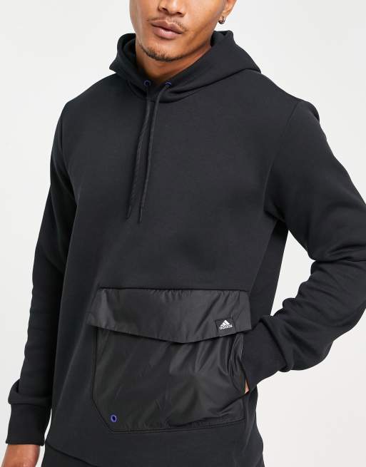 Sudadera negra utilitaria con capucha y bolsillo delantero de adidas Sportswear, 3 de 4