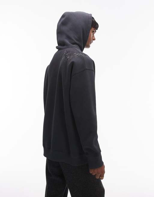 Sudadera negro lavado extragrande con capucha y flores bordadas de Topman, 4 de 4