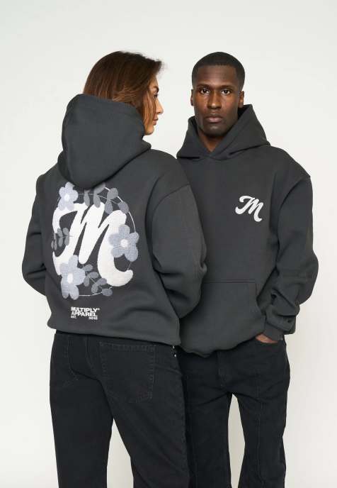 Sudadera negro refresco lavado extragrande con capucha y estampado floral y letra "M" de Multiply Apparel - view 1