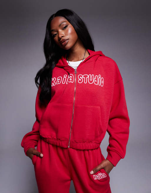 Sudadera roja con capucha, cremallera y logo estilo burbuja en la