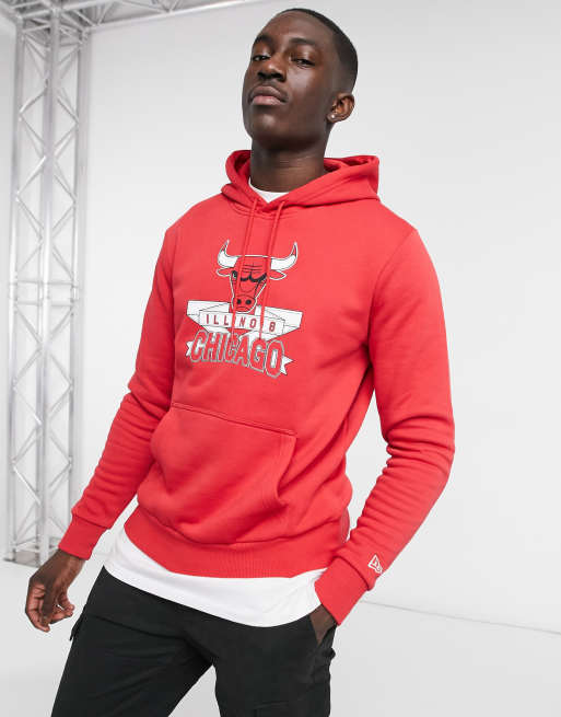 Sudadera roja con capucha y gr fico NBA Chicago Bulls en el centro de New Era