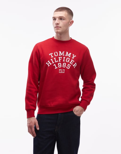 Sudadera roja con logo grande arqueado en la parte central del pecho de tommy Hilfiger