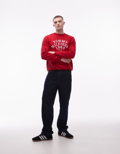 Sudadera roja con logo grande arqueado en la parte central del pecho de tommy Hilfiger, 2 de 5