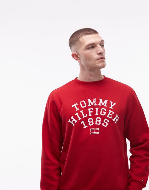 Sudadera roja con logo grande arqueado en la parte central del pecho de tommy Hilfiger, 4 de 5