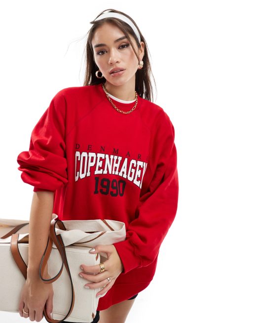 Sudadera roja con mangas raglán y estampado gráfico 