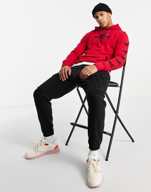 Sudadera roja deportiva con capucha y logo en la manga de