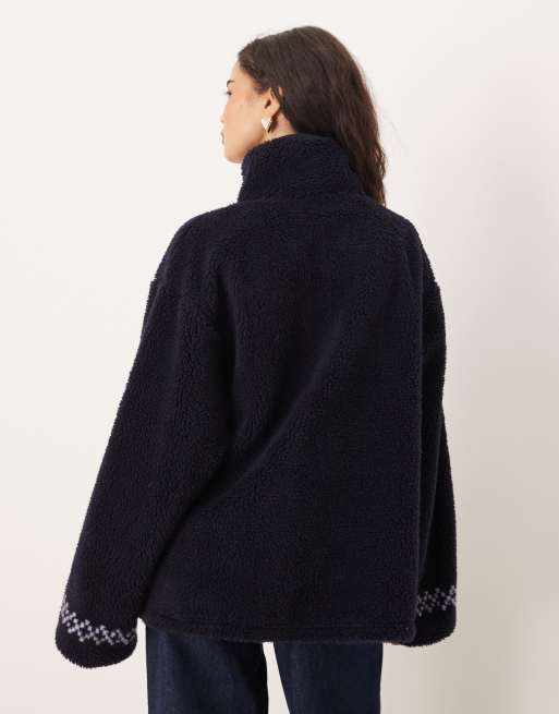 Sudadera rojo ciruela y rosa con media cremallera y estampado posicional de grecas alpinas de borreguito de ASOS DESIGN, 4 de 4