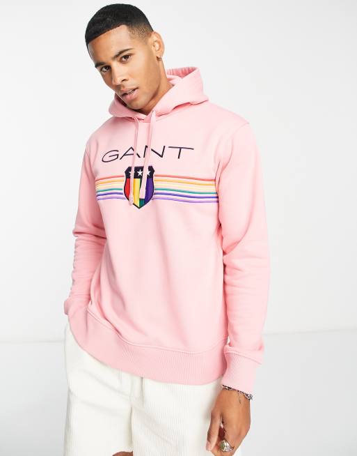 Sudadera rosa con capucha y logo de escudo a rayas en el pecho de la colección cápsula Pride de GANT