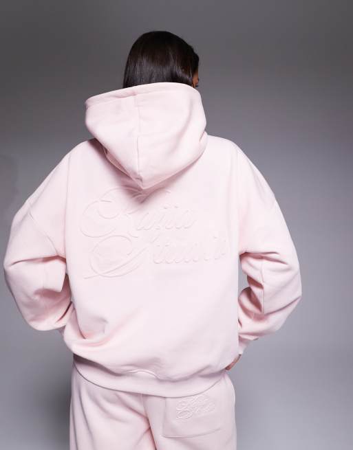 Sudadera rosa fresa extragrande con capucha y logo trasero en relieve de mezcla de algodón de Kaiia Studio (parte de un conjunto)  , 4 de 4