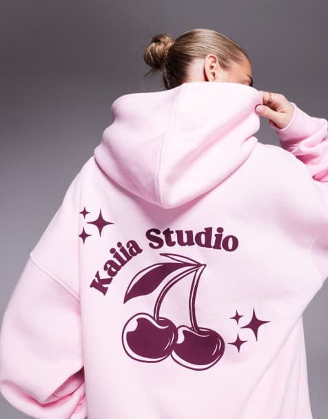 Sudadera rosa pastel extragrande con capucha y estampado de cerezas en la espalda en contraste Studio de Kaiia (parte de un conjunto) - view 1