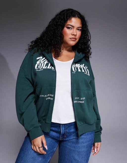 Sudadera verde con capucha, cremallera y gráfico de tipografías variadas en el pecho de Weekend Collective Curve