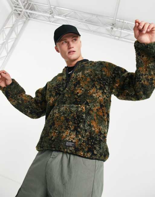 Sudadera verde con estampado de camuflaje de puntos y cremallera corta de borreguito tipo sherpa de Levi s