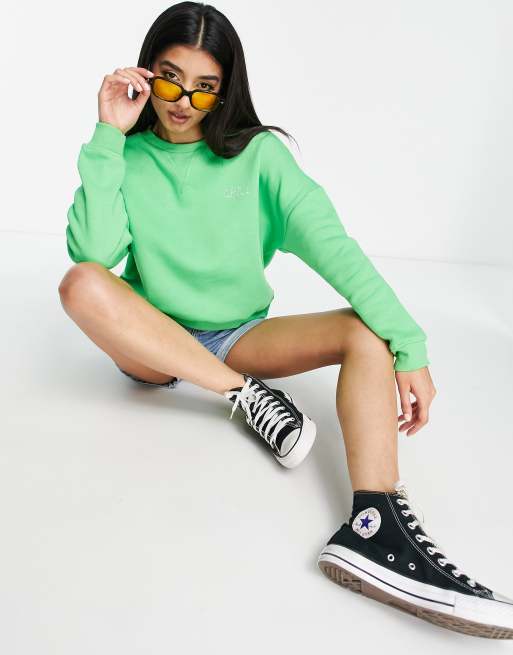 Sudadera verde con texto 