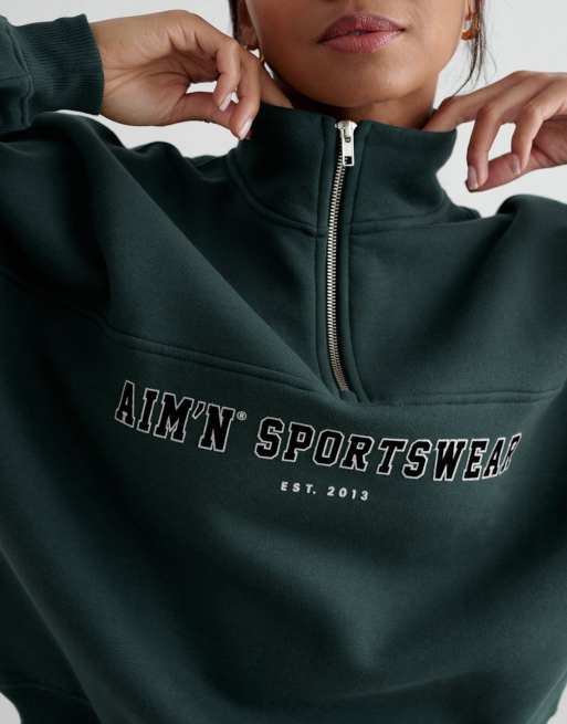 Sudadera verde esmeralda intenso con media cremallera y diseño universitario de Aim'n, 3 de 4